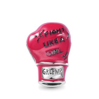 pendentif en forme de gant de box rouge, avec écrit en noir 'fight like a girl', avec une plaque en argent sur le bas du gant, avec gravé dessus 'GRLPWR' en noir, sur fond blanc