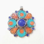 pendentif tibétain en forme symétrique de mandala, à pierres oranges, bleu clair, bleu foncé, sur fond blanc