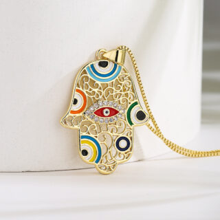 Photo d'un collier en pendentif main de fatma doré avec des yeux turc colorés