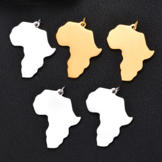 On voit cinq pendentifs qui représentent l'Afrique. 3 argentés et deux dorés.