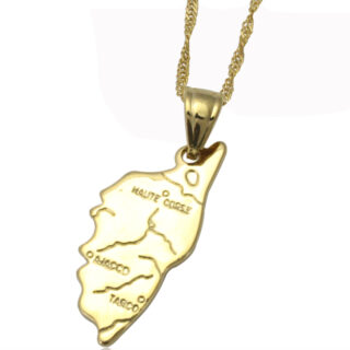 Sur fond blanc, on voit un pendentif doré qui représente la Corse au bout d'une chaîne dorée.