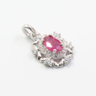 Pendentif en argent avec une pierre de rubis au centre