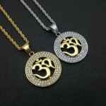 Pendentif rond Om en deux couleurs serti de zircons