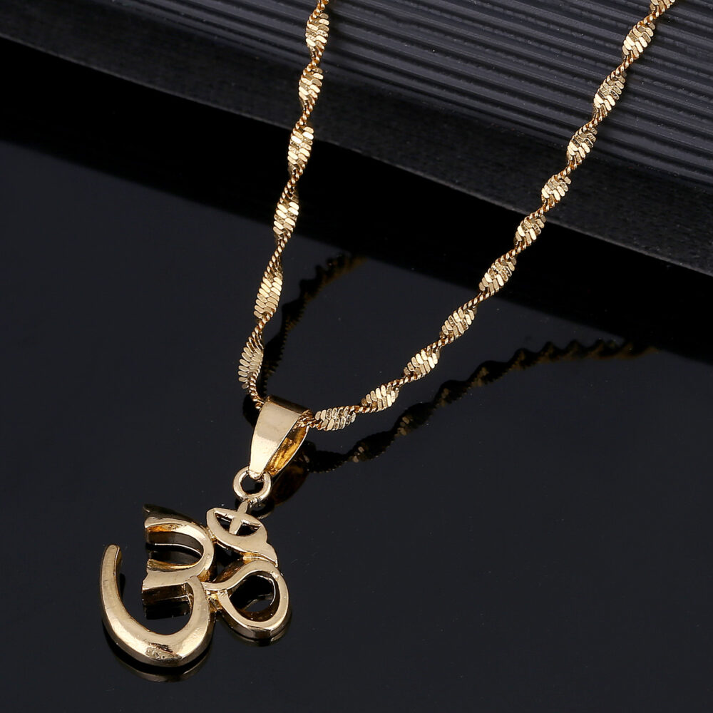 Pendentif Om (AUM) en métal doré et chaîne