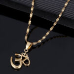 Pendentif Om (AUM) en métal doré et chaîne