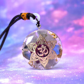 Photo d'un collier pendentif orgonite, grenat et labradorite motif Om sur un fond violet et rose