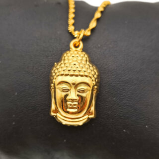 Pendentif tête de bouddha dorée sur fond noir.