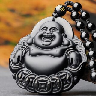 Pendentif noir représentant un bouddha souriant.