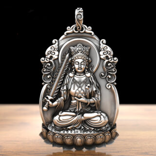 Pendentif argenté représentant un bouddha tenant une épée. Fond bois et noir.