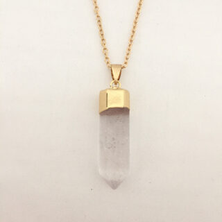 Photo d'un pendentif en cristal de roche en forme de pendule sur un collier doré