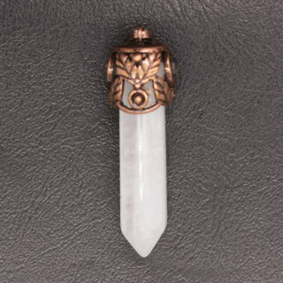 Photo d'un pendentif en cristal de roche avec un support en cuivre