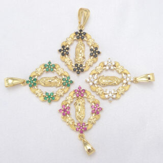 Pendentifs dorés et colorés disposés en cercles sur une surface blanche