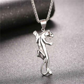 On voit une chaîne argentée ornée d'une lionne couleur argentée qui rugit.