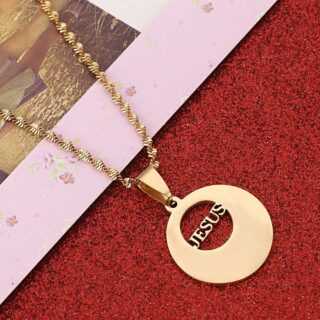 Pendentif circulaire avec inscription Jésus à l'intérieur de couleur doré. Fond rouge et blanc.