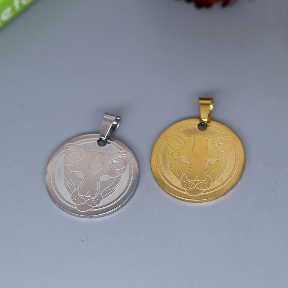 On voit deux pendentifs lionne un doré, l'autre argenté.