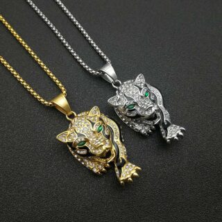 On voit deux pendentifs, un doré et un argenté. Ils représentent une lionne. Ils sont brillants, incrustés de zircons.