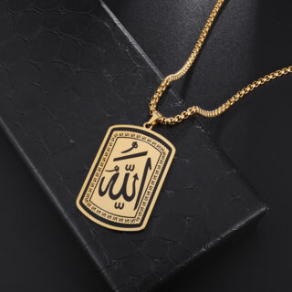 Pendentif doré rectangulaire avec inscription Allah sur fond noir.
