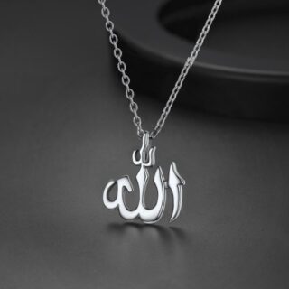 Pendentif argenté sur fond noir représentant l'inscription Allah en calligraphie arabe.