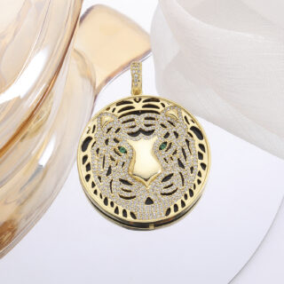 On voit un pendentif rond incrusté de zircons qui ressemble à une lionne.