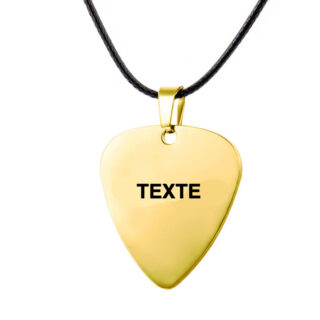 Photo d'un pendentif doré en forme de médiator de guitar à personnalisé avec du texte gravé, sur une corde de collier
