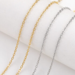 Photo de plusieurs chaine de collier, dorées et argentées posées sur un présentoir