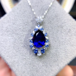 Photo représentant un pendentif en argent composé d'une pierre précieuse en saphir.