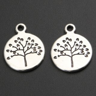 Photo de deux pendentif gravé arbre