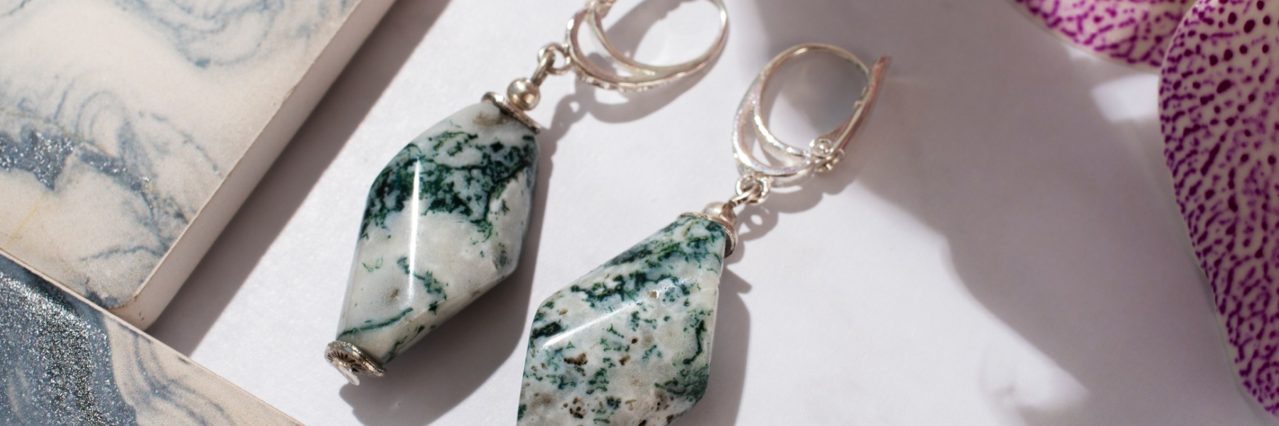 Comment faire un pendentif avec une pierre ? Guide et consels cover pendentif avec pierre