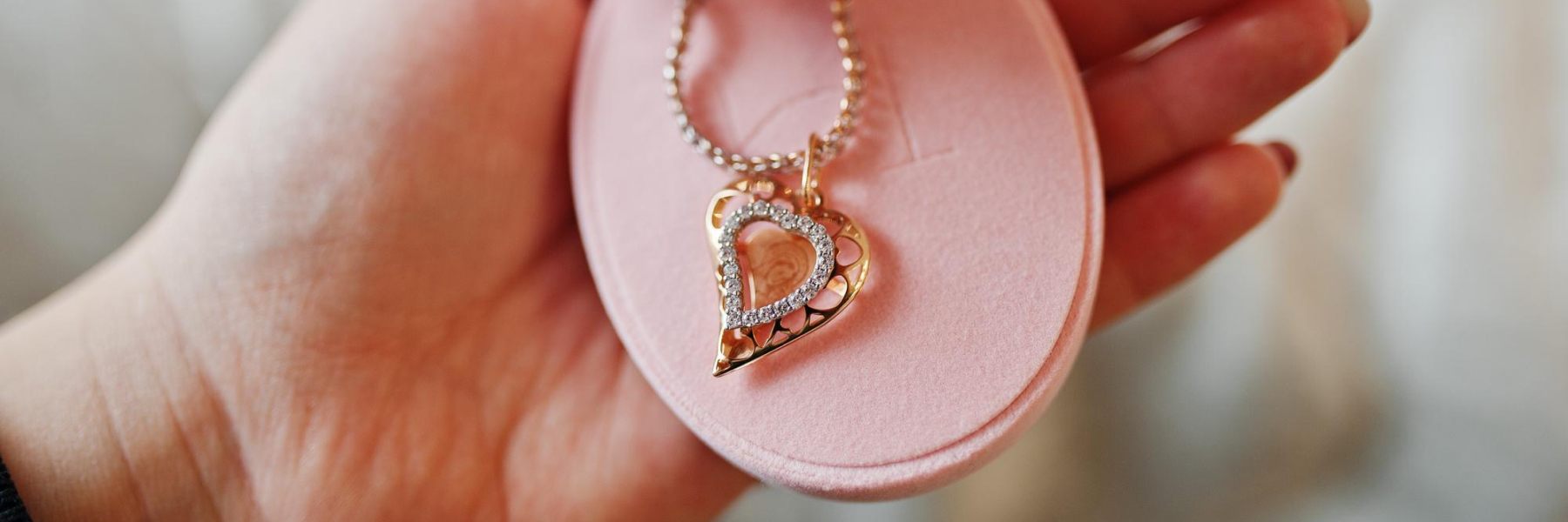 Où trouver un pendentif cœur qui s'ouvre ? Guide et consels cover trouver un pendentif coeur