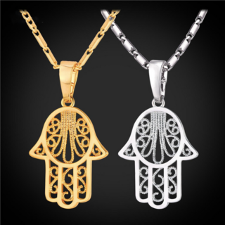 Photo de deux pendentif main de fatma en filigrane sur des chaines, un doré, un argenté