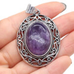 Pendentif pierre naturelle de style bohème dans une main