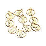 Lot de 20 pendentifs religieux dorés et durables sur fond blanc