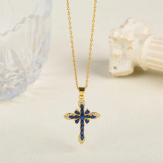 Pendentif croix brillant en pierre naturelle sur fond beige