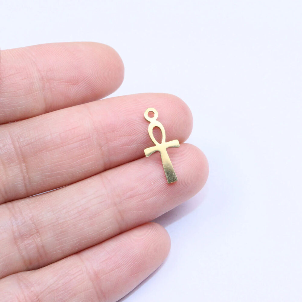 Pendentif croix égyptienne en acier inoxydable dans une main