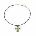 Pendentif croix luxueuse et brillante sur fond blanc