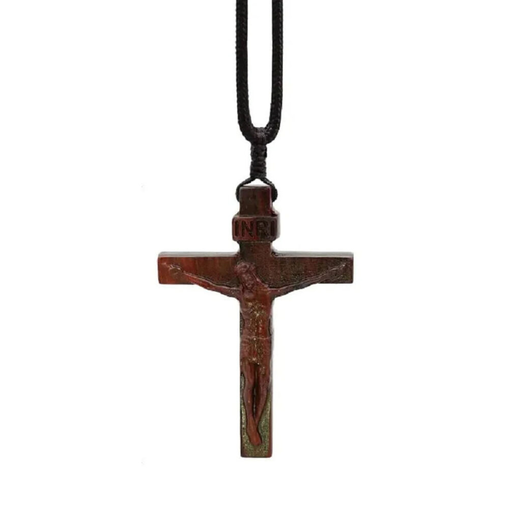 Pendentif croix marron en bois sur fond blanc