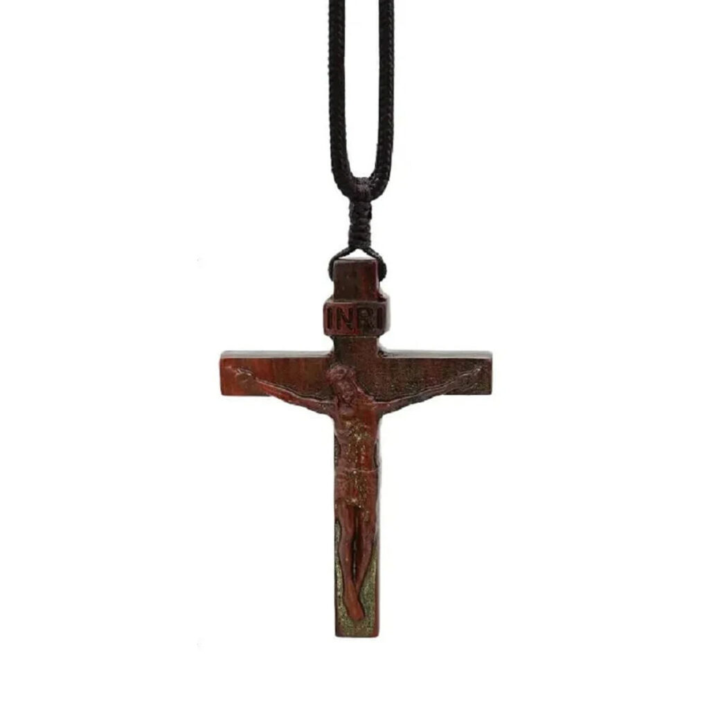 Pendentif croix marron en bois sur fond blanc