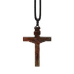 Pendentif croix marron en bois sur fond blanc