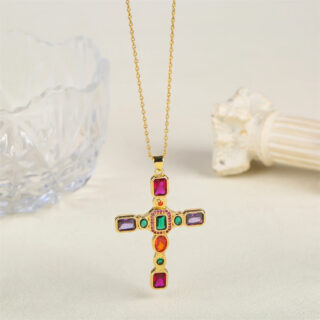 Pendentif croix multicolore en pierre naturelle sur fond beige