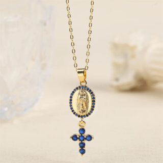 Pendentif croix en pierre naturelle avec Marie sur fond beige