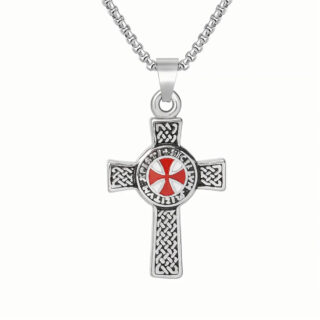 Pendentif croix des templiers sur fond blanc