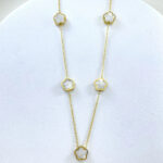 Pendentif fleur délicat et raffiné sur fond blanc et gris