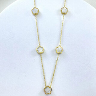 Pendentif fleur délicat et raffiné sur fond blanc et gris