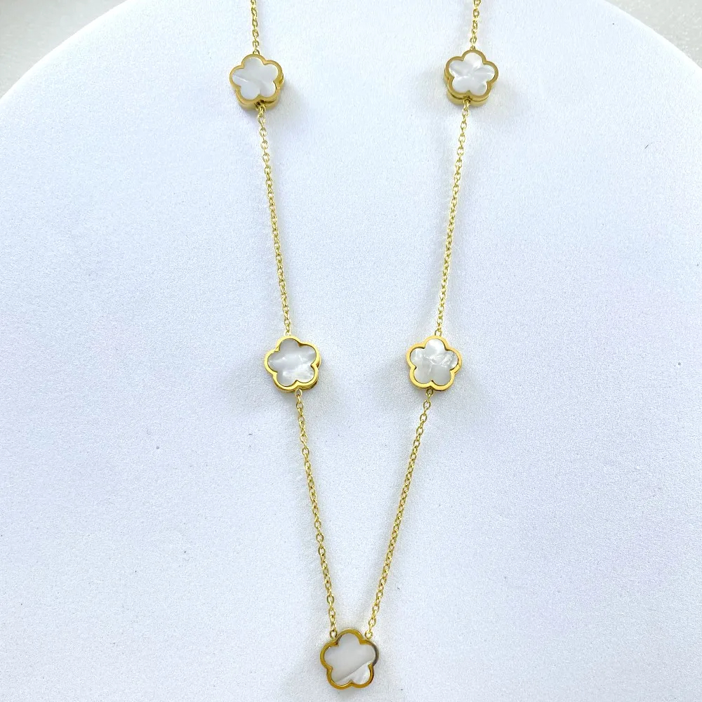 Pendentif fleur délicat et raffiné sur fond blanc et gris