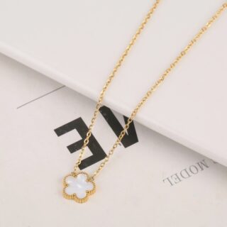 Pendentif fleur discret et sophistiqué sur un magazine