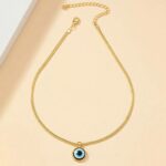 Pendentif œil protecteur classe et discret sur fond beige