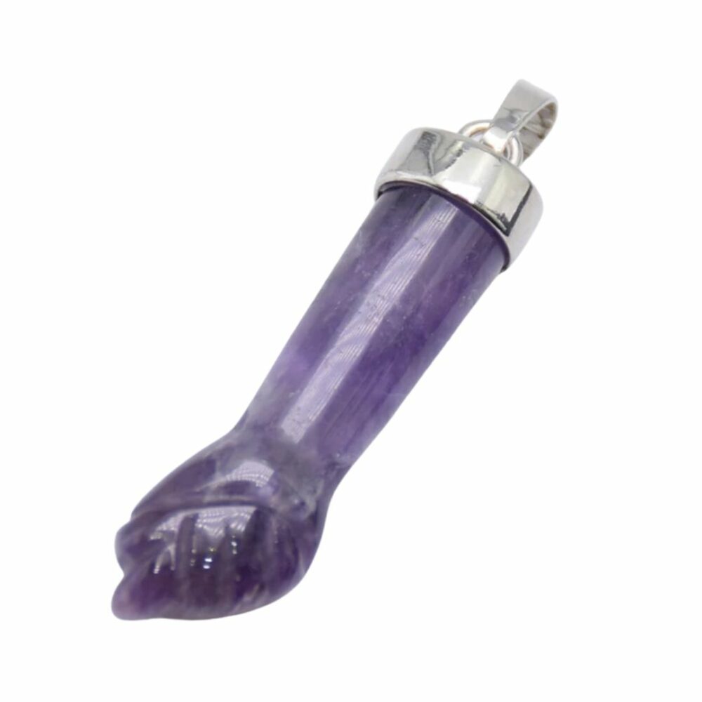 Pendentif pierre naturelle d’améthyste en forme de bras sur fond blanc