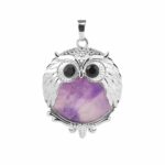 Pendentif pierre naturelle au design de hibou sur fond blanc