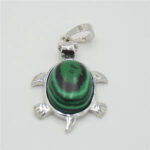 Pendentif pierre naturelle au design de tortue sur fond gris