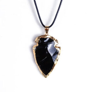 Pendentif pierre naturelle d’obsidienne en forme de flèche sur fond blanc
